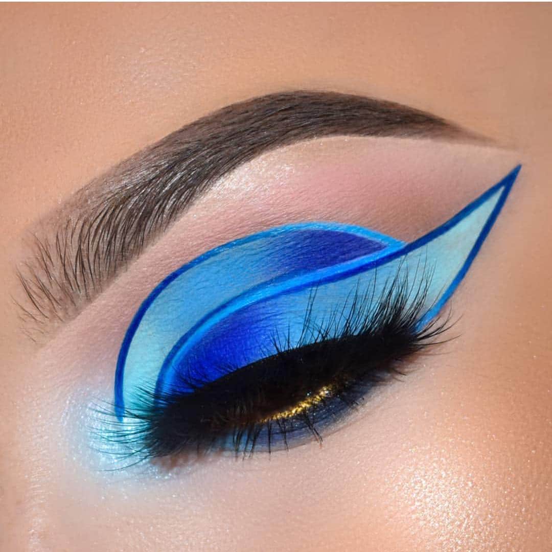 Jeffree Star Cosmeticsさんのインスタグラム写真 - (Jeffree Star CosmeticsInstagram)「Playing with blue symmetry 🦋 Makeup goddess @nataliya_makeup used our #BlueBlood palette to create this stunning look 💙 #jeffreestarcosmetics #bluebloodpalette」4月7日 0時53分 - jeffreestarcosmetics