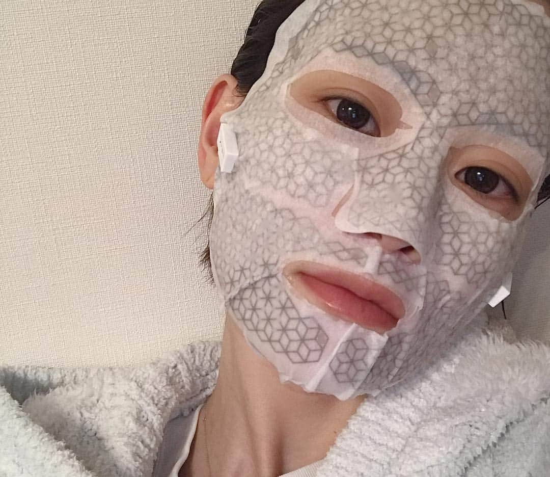 Arisaさんのインスタグラム写真 - (ArisaInstagram)「韓国スキンケアの @franz_jpn さんからマスクを頂き、気に入ってしまい追いました☺️❤️ ・ 本来吸収されにくい粒子の大きい成分をお肌の深部まで浸透させることができる世界初の微細電流マスク☺️ このマスクをした次の日はエステ級の仕上がり💆‍♀️👏 オリゴヒアルロン酸、ペプチド、セラミド、ビタミンなどが有効成分となってます！！ 少し強めの保湿効果を兼ねる防腐剤が多めに入ってるので、敏感肌や乾燥肌の方はしみる事があるかな💦 私もしみる時としみない時がありました☝️ けど、やり終わりの使用感、肌の感触が本当に良かったです🙇‍♀️ あー✨水分が内側に入っていった✨って感じがたまらないです😭🙏 パックした後のペタペタ感は0！！そこもまた良い点☝️ ・ あとは少し手間がかかる！というところ！ 美容液たっぷりのマスクを付けて、その後にエンパワーマスクを広げて両端の突起部にアクティベーター（電解質溶液）を付けて、マスクの上から被せる。 これだけなんだけど、地味に焦ります😂💦 ・ 1日だけでも効果抜群だけど、３日、４日続けてやるとより‼️効果が分かりました👏 是非おススメしたいマスクなので、ご紹介させて頂きました〜〜❤️ ・ @franz_jpn ・ ・ #franzmask#franzパック#フランツデュアルマスクジェット#スキンケア#フェイスマスク#美肌効果#毛穴レス#ターンオーバー#韓国コスメ#韓国スキンケア#美肌ケア#シワ改善#たるみケア」4月7日 0時59分 - saarariii