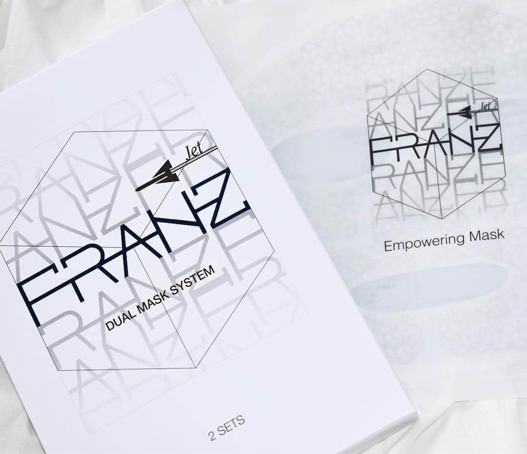 Arisaさんのインスタグラム写真 - (ArisaInstagram)「韓国スキンケアの @franz_jpn さんからマスクを頂き、気に入ってしまい追いました☺️❤️ ・ 本来吸収されにくい粒子の大きい成分をお肌の深部まで浸透させることができる世界初の微細電流マスク☺️ このマスクをした次の日はエステ級の仕上がり💆‍♀️👏 オリゴヒアルロン酸、ペプチド、セラミド、ビタミンなどが有効成分となってます！！ 少し強めの保湿効果を兼ねる防腐剤が多めに入ってるので、敏感肌や乾燥肌の方はしみる事があるかな💦 私もしみる時としみない時がありました☝️ けど、やり終わりの使用感、肌の感触が本当に良かったです🙇‍♀️ あー✨水分が内側に入っていった✨って感じがたまらないです😭🙏 パックした後のペタペタ感は0！！そこもまた良い点☝️ ・ あとは少し手間がかかる！というところ！ 美容液たっぷりのマスクを付けて、その後にエンパワーマスクを広げて両端の突起部にアクティベーター（電解質溶液）を付けて、マスクの上から被せる。 これだけなんだけど、地味に焦ります😂💦 ・ 1日だけでも効果抜群だけど、３日、４日続けてやるとより‼️効果が分かりました👏 是非おススメしたいマスクなので、ご紹介させて頂きました〜〜❤️ ・ @franz_jpn ・ ・ #franzmask#franzパック#フランツデュアルマスクジェット#スキンケア#フェイスマスク#美肌効果#毛穴レス#ターンオーバー#韓国コスメ#韓国スキンケア#美肌ケア#シワ改善#たるみケア」4月7日 0時59分 - saarariii