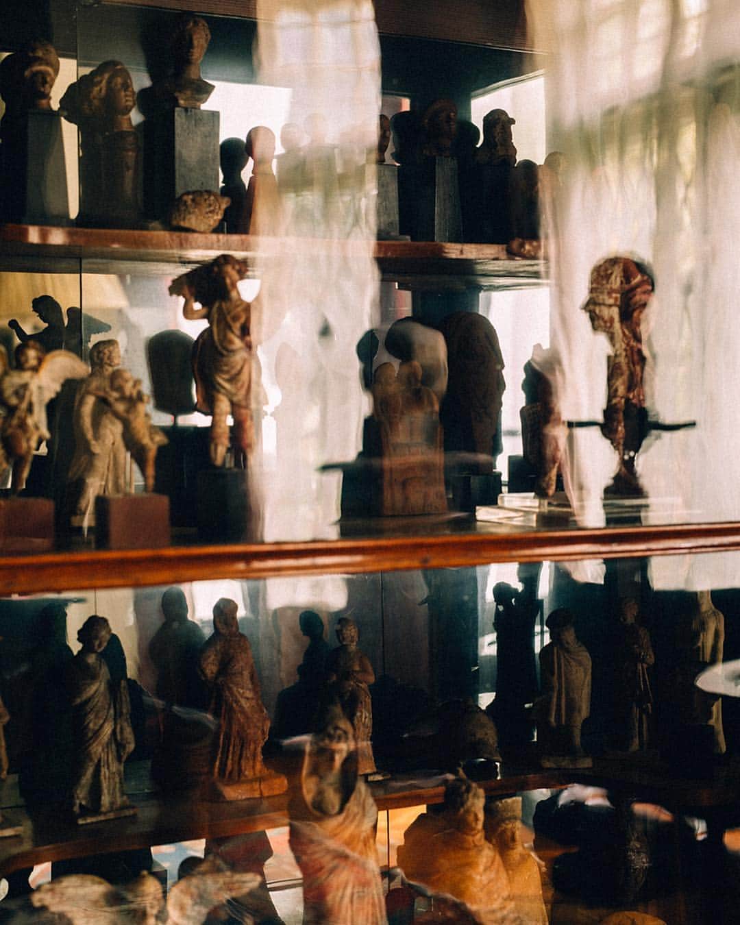 Vogue Italiaさんのインスタグラム写真 - (Vogue ItaliaInstagram)「Our new #CasaVogue issue is out! ‘20 Maresfield Gardens our last address on this planet...And far too beautiful for us.’ #SigmundFreud (August 22nd, 1938). Athena, Eros, Oedipus, Greek and Egyptian gods, bowls made of jade, cigar boxes, myths. Glasses, pens, inkwell, sheets of paper. For this new issue of Casa Vogue, after more than 80 years from Sigmund Freud’s disappearance, we have explored his studio, a wunderkammer full of the spirit of a fascinating era that has gone forever. Swipe to see the reportage by @robbiel1 of the studio and read the article by @francescamuse in our new issue and today on vogue.it」4月7日 1時01分 - vogueitalia