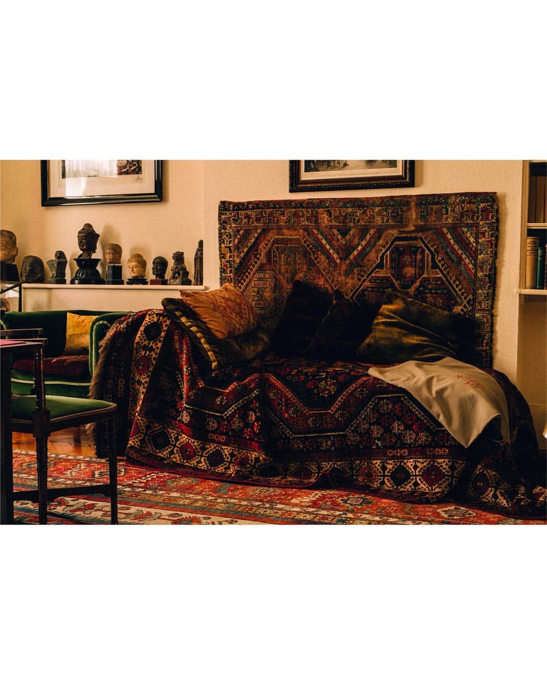 Vogue Italiaさんのインスタグラム写真 - (Vogue ItaliaInstagram)「Our new #CasaVogue issue is out! ‘20 Maresfield Gardens our last address on this planet...And far too beautiful for us.’ #SigmundFreud (August 22nd, 1938). Athena, Eros, Oedipus, Greek and Egyptian gods, bowls made of jade, cigar boxes, myths. Glasses, pens, inkwell, sheets of paper. For this new issue of Casa Vogue, after more than 80 years from Sigmund Freud’s disappearance, we have explored his studio, a wunderkammer full of the spirit of a fascinating era that has gone forever. Swipe to see the reportage by @robbiel1 of the studio and read the article by @francescamuse in our new issue and today on vogue.it」4月7日 1時01分 - vogueitalia