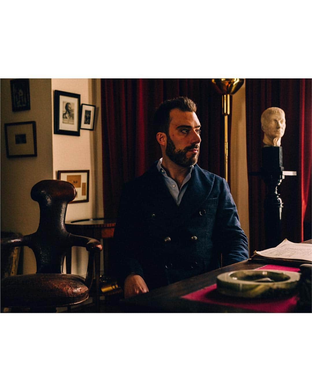 Vogue Italiaさんのインスタグラム写真 - (Vogue ItaliaInstagram)「Our new #CasaVogue issue is out! ‘20 Maresfield Gardens our last address on this planet...And far too beautiful for us.’ #SigmundFreud (August 22nd, 1938). Athena, Eros, Oedipus, Greek and Egyptian gods, bowls made of jade, cigar boxes, myths. Glasses, pens, inkwell, sheets of paper. For this new issue of Casa Vogue, after more than 80 years from Sigmund Freud’s disappearance, we have explored his studio, a wunderkammer full of the spirit of a fascinating era that has gone forever. Swipe to see the reportage by @robbiel1 of the studio and read the article by @francescamuse in our new issue and today on vogue.it」4月7日 1時01分 - vogueitalia