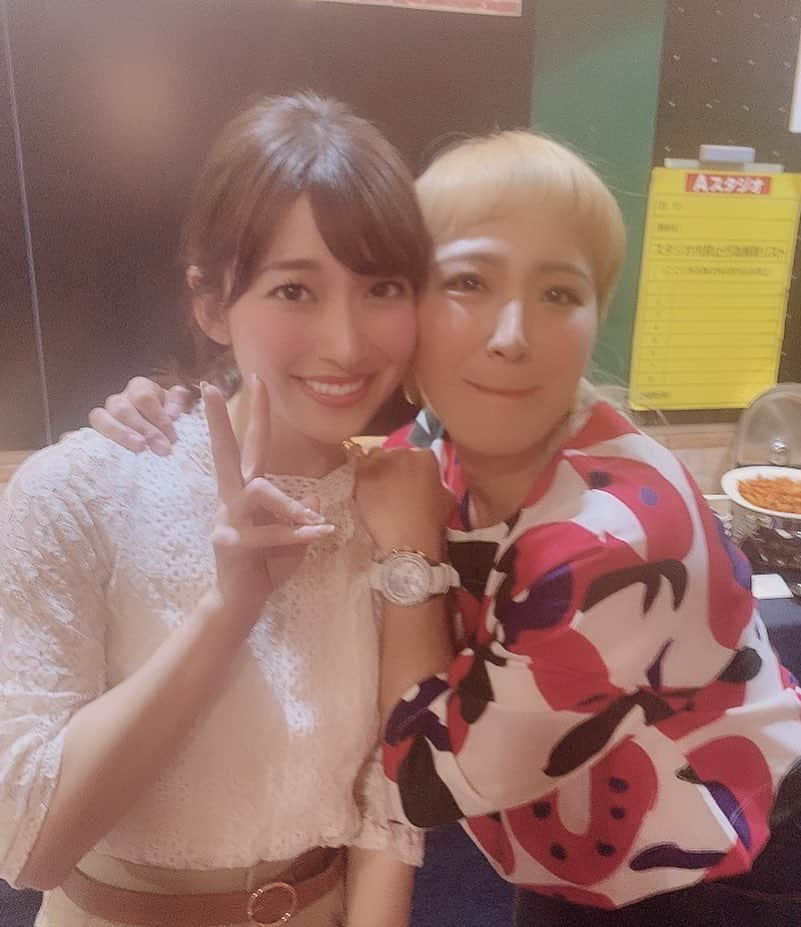 丸山桂里奈さんのインスタグラム写真 - (丸山桂里奈Instagram)「オールスター感謝祭ありがとーうございました🙆‍♀️⤴︎ヌルヌル二回目でしたが、撃沈でした💨💨💨またリベンジできたら頑張ります🦍そして、ふと一息ついていたらそこに天使ちゃんがいました❤️里菜ちゃんです😍桜のようにふわふわ桜じゃないけどそんなふんわりなイメージ😍🌸🙆‍♀️いつも癒されるぅ⤴︎⤴︎⤴︎ 会いに来てくれました〜。ありがとーう里菜ちゃん😍‼️💡🙆‍♀️早くまた会いたいな😍🌸里菜ちゃんに会えて元気100倍になりました🐥💝👌明日は岡山ですよ〜 丸園音楽堂の公開収録ですよ〜時間ある方ない方に限らず、みなさんぜひ会いに来てください🤭💡場所はクレド岡山ふれあい広場で、14時です💡💡💡でわ、おやすみなさい‼️ #オールスター感謝祭 #TBS #ヌルヌルトレジャーハンター #次回リベンジへ #金箔がいつもワールドカップ優勝んときみたい #ありがたいですね #里菜ちゃん #山本里菜ちゃん #だいすき #可愛すぎる天使 #いつも仲良くしてくれてありがとーう #大好きだーーー #早く遊ぼうね #明日は岡山へ #丸園音楽堂です #公開収録です #クレド岡山ふれあい広場 #14時からです #ぜひ会いに来てください #お待ちしていますー #いい意味で #インスタバエ」4月7日 1時02分 - karinamaruyama