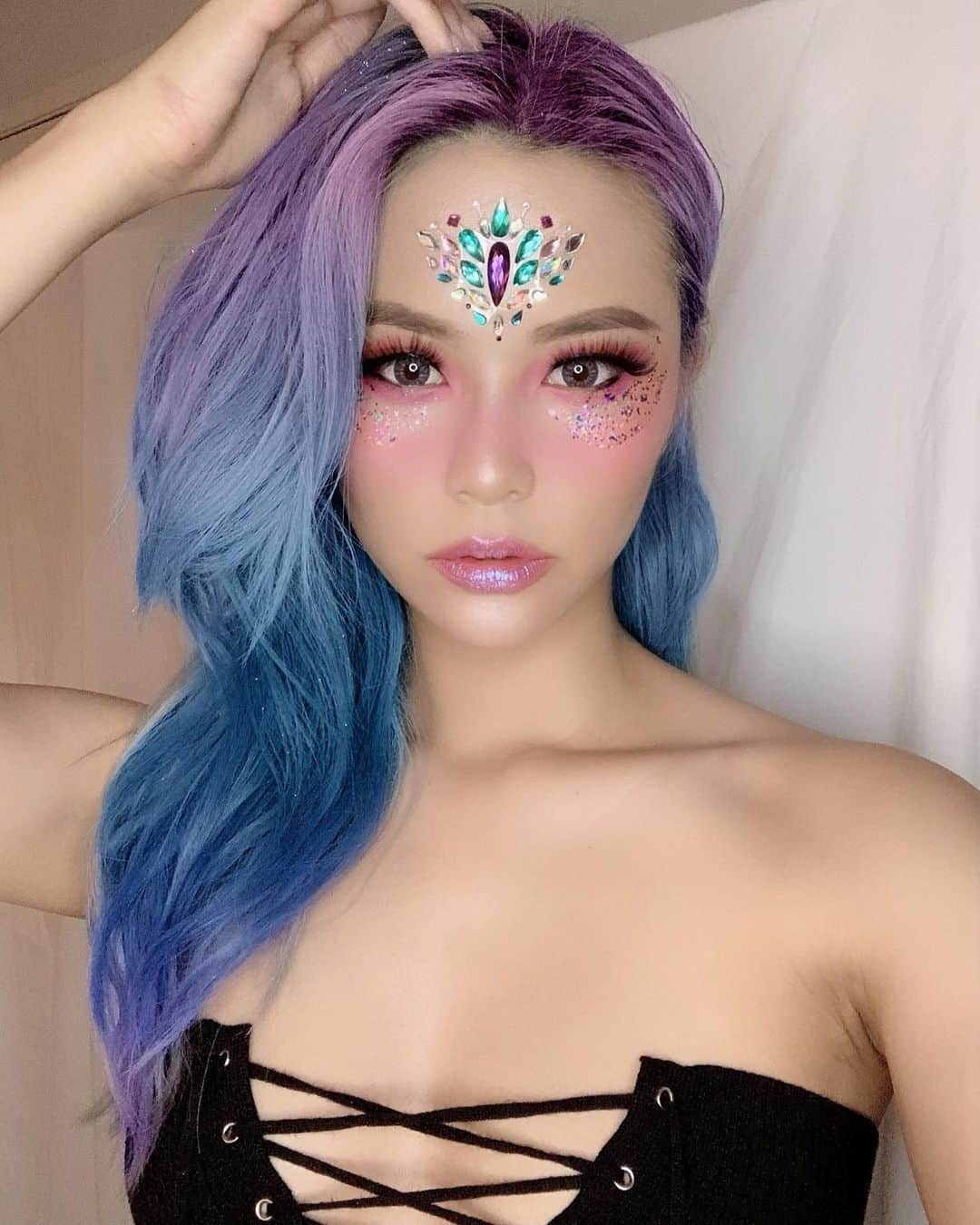 Yukiさんのインスタグラム写真 - (YukiInstagram)「Playing with Coachella looks. Any hair color suggestions? LMK! 💙💗 Glitter by @lemonhead.la  Lips by @limecrimemakeup  Lashes by @ardellbeauty  Blush by @toofaced  Eyeshadow: @colourpopcosmetics  Brows: @benefitcosmetics  Foundation: @morphebrushes」4月7日 1時02分 - yukibomb