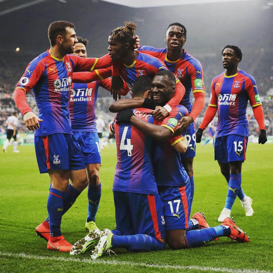 プレミアリーグさんのインスタグラム写真 - (プレミアリーグInstagram)「Luka Milivojevic’s 🔟th penalty of the season hands @cpfc the points at Newcastle #PL #NEWCRY 🔴🔵」4月7日 1時03分 - premierleague