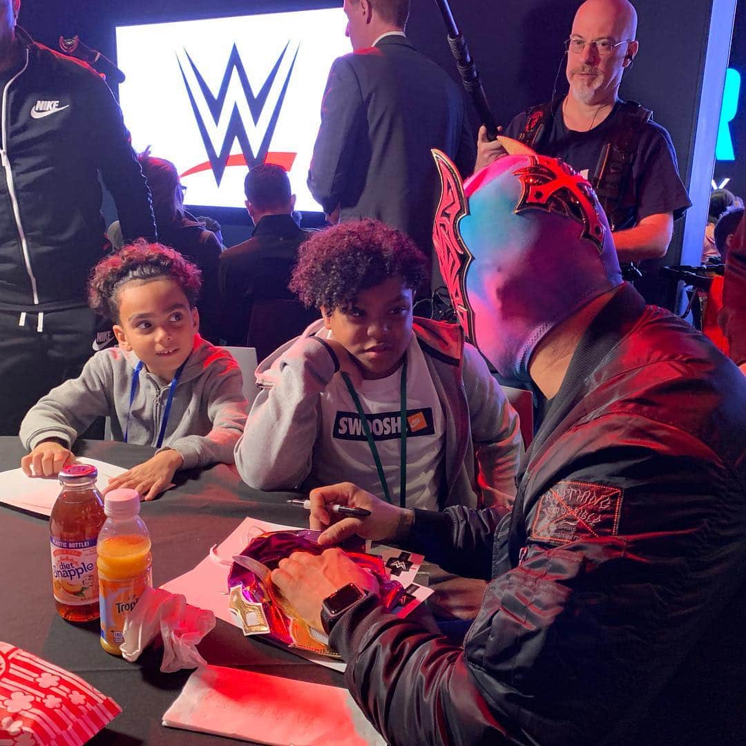 WWEさんのインスタグラム写真 - (WWEInstagram)「@finnbalor, @itsmebayley, @sashabankswwe & @sincarawwe met the @makeawishamerica Circle of Champions today at #NatGeoEncounter」4月7日 1時14分 - wwe