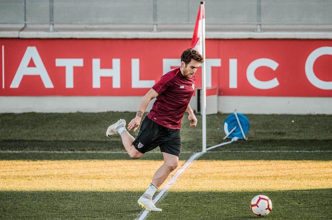 イバイ・ゴメスのインスタグラム：「Último entrenamiento de la semana terminado, viaje a Madrid y a descansar para el partidazo de mañana! ⚽️ ¡En busca de la tercera victoria para el pleno! 💪🏼 Aupa @athleticclub ! 🦁 🔴⚪️ #goruntzbegira 🧗‍♂️」