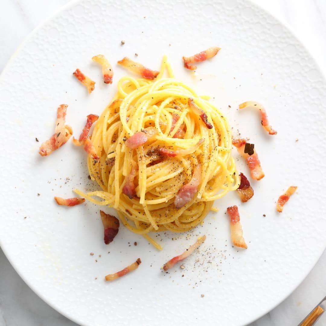 ミカエラ・シフリンさんのインスタグラム写真 - (ミカエラ・シフリンInstagram)「Hey guys! Want to know why I’m smiling?! Scroll right ➡️! Did you know that today is #CarbonaraDay? That’s right – a whole day dedicated to Carbonara! Although I may not be making Carbonara today, I am drooling over this dreamy dish from my friend @cheflorenzoboni, and encouraging you all to take the #CarbonaraChallenge. Just make – or enjoy – your favorite Carbonara and share it with #CarbonaraChallenge. 🍝  Can’t wait to see your dishes! Need recipe inspo? @barillaus has you covered! Click on the link in my profile! #ad」4月7日 1時06分 - mikaelashiffrin