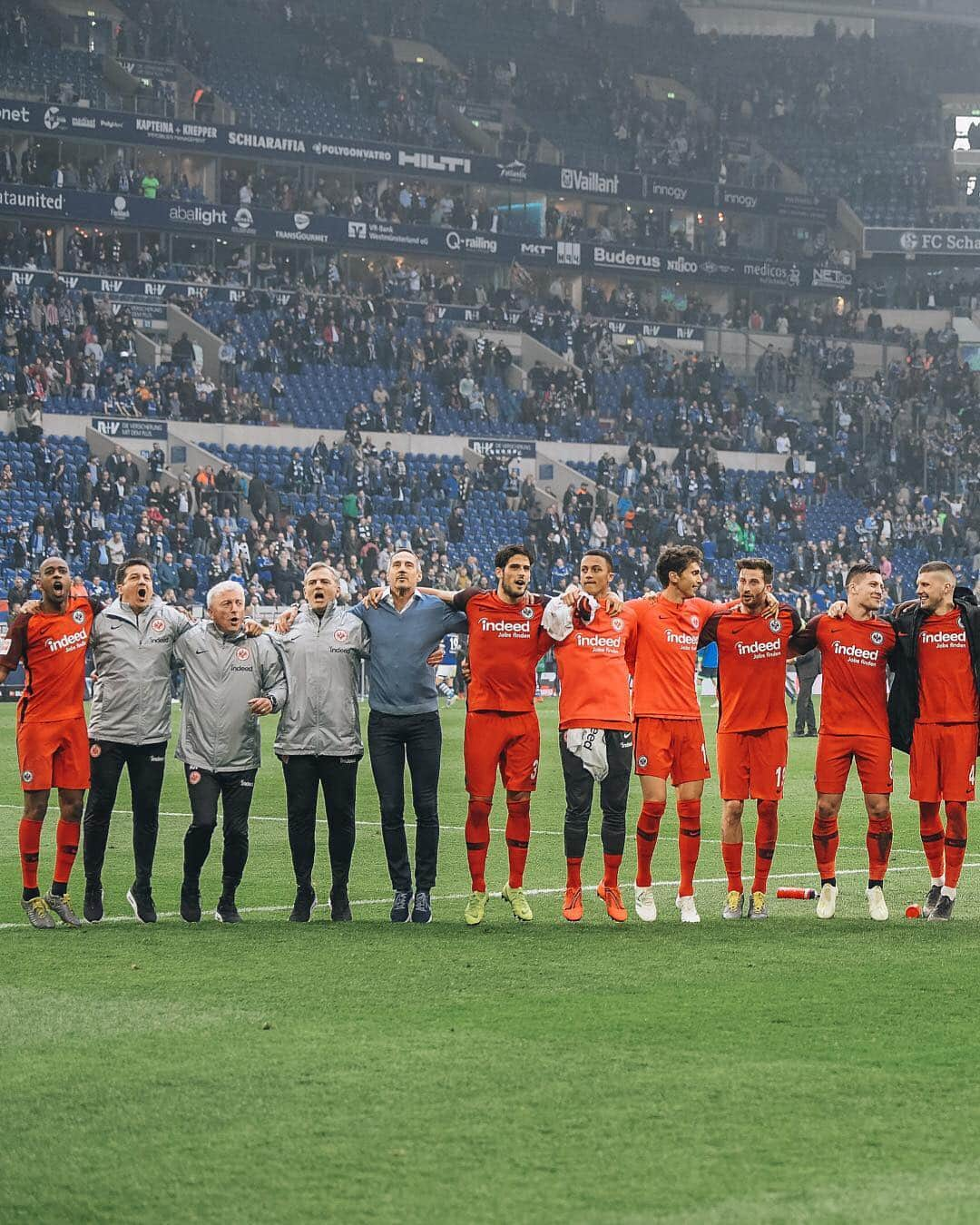 アイントラハト・フランクフルトさんのインスタグラム写真 - (アイントラハト・フランクフルトInstagram)「Das. Ist. EINTRACHT! 🦅 • • #team #s04sge #bundesliga #sge #eintracht #frankfurt #eintrachtfrankfurt」4月7日 1時07分 - eintrachtfrankfurt