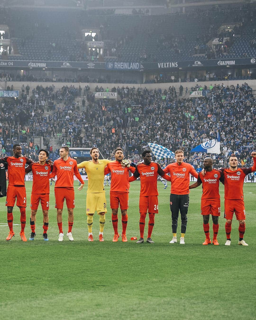 アイントラハト・フランクフルトさんのインスタグラム写真 - (アイントラハト・フランクフルトInstagram)「Das. Ist. EINTRACHT! 🦅 • • #team #s04sge #bundesliga #sge #eintracht #frankfurt #eintrachtfrankfurt」4月7日 1時07分 - eintrachtfrankfurt