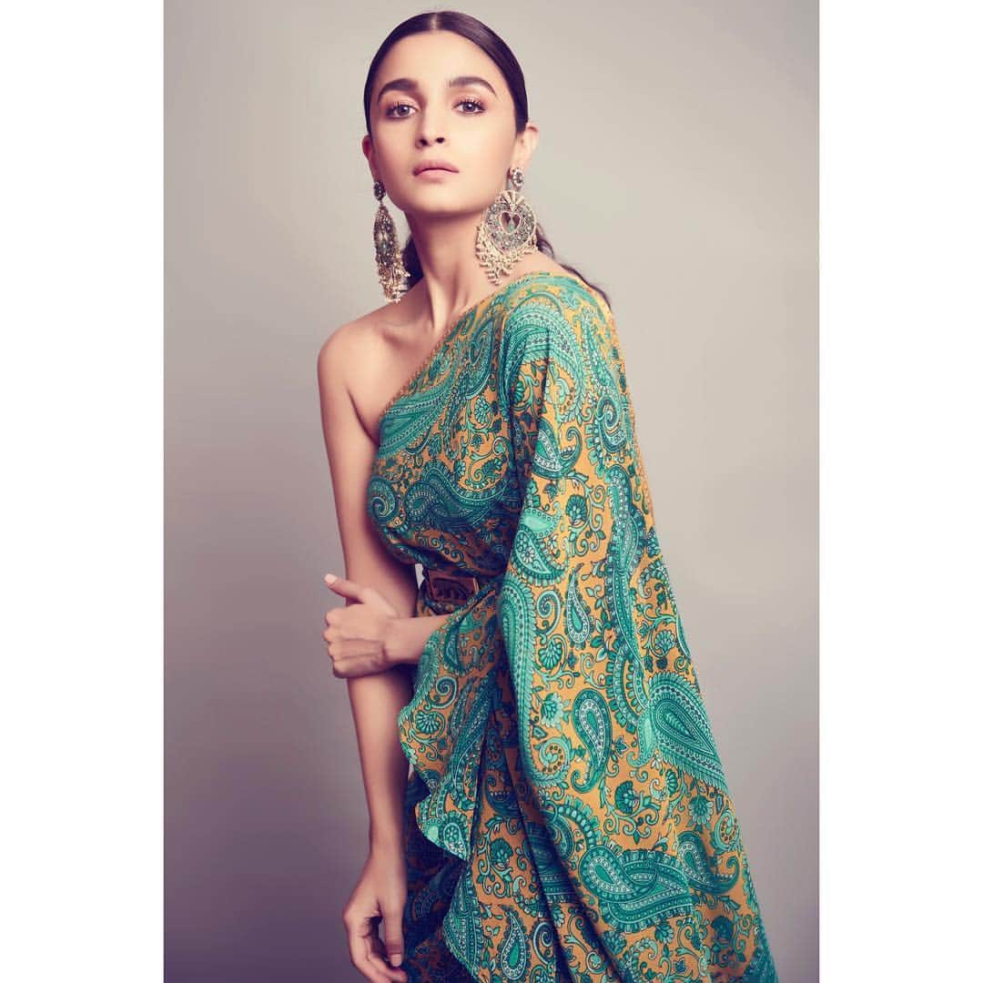アリア・バットのインスタグラム：「Sabyasachi 💚」