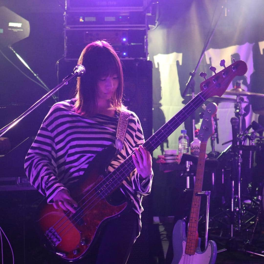 山内あいなさんのインスタグラム写真 - (山内あいなInstagram)「ヴィンテージデビューの笑み😈 💫  #fender #ずっと探してた #ヴィンテージ #63年 #プレベ #聴きに来てほしい #痺れます」4月7日 1時09分 - ainayamauchi3131