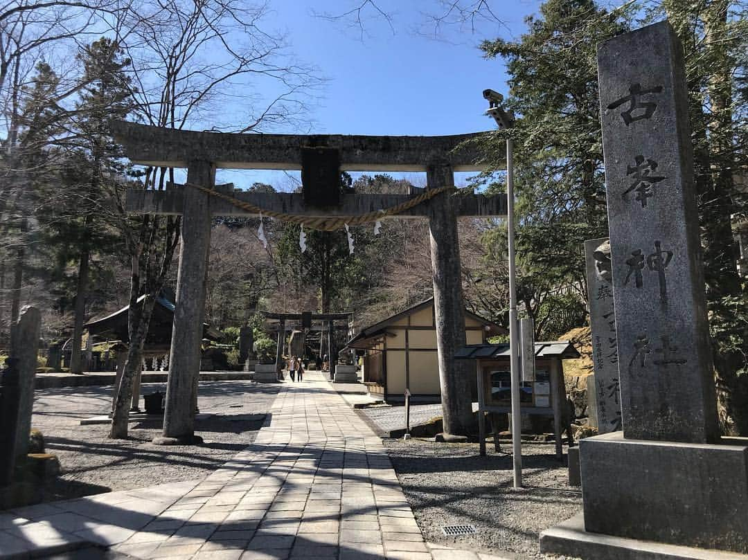 児玉美保さんのインスタグラム写真 - (児玉美保Instagram)「日本武尊(ヤマトタケルノミコト)を祀る古峯神社へ。  別名「天狗の社」とも言われ、ご祭神の使者である天狗を信仰する人々から、心願成就の暁に奉納されたという天狗があちこちに。  さらに！なんとこちらでは御朱印にも天狗を描いて頂け、その絵は14パターンもあるそう！  混み合う週末はどれを描いて頂けるかはお任せになるものの、30分ほどで見事な天狗様を描いて頂けます。 ありがたい！！ 500ヘクタールある境内の敷地には回遊式日本庭園「古峯園」があるので、御朱印を待つ間のんびり散策できて、とっても癒されました♪  日光東照宮も良いけど、こちらもパワースポットですぞ！  #栃木 #古峯神社 #天狗の社 #天狗 #御朱印 #パワースポット #神社仏閣 #北関東 #古峯ヶ原」4月7日 1時12分 - miho_kodama_