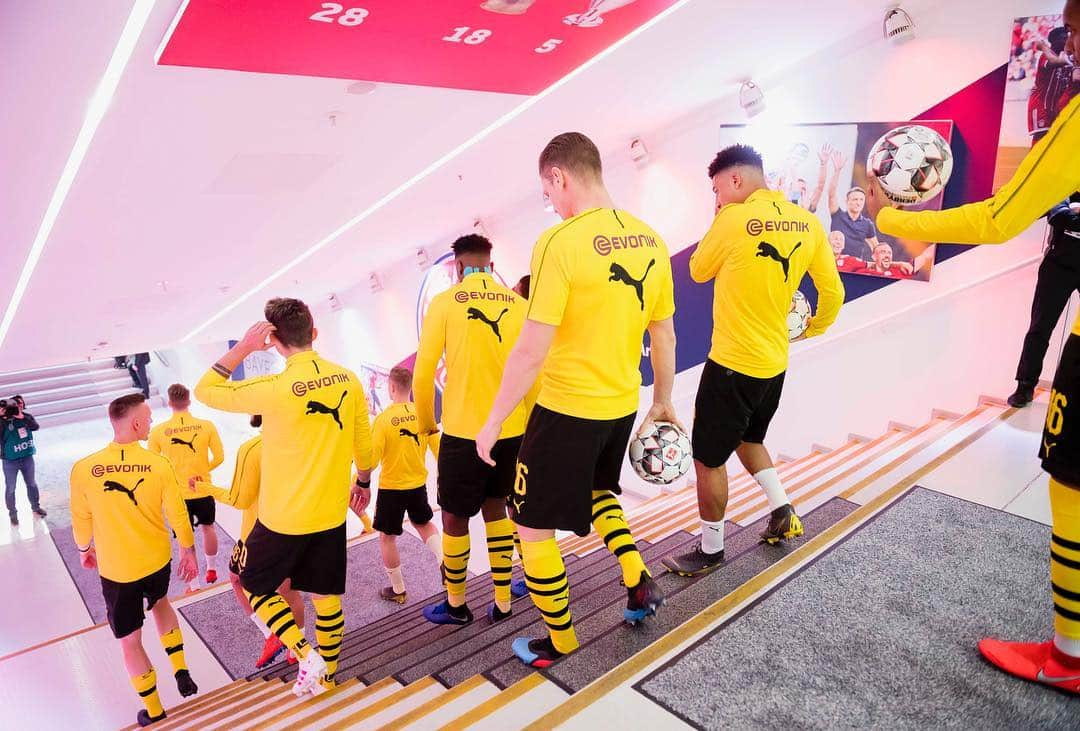 ボルシア・ドルトムントさんのインスタグラム写真 - (ボルシア・ドルトムントInstagram)「Together 🤜🤛 #borussiadortmund #dortmund #matchday #bvb #spieltag #bundesliga #fcbbvb #fcbayern #münchen #💛 #⚽️」4月7日 1時19分 - bvb09