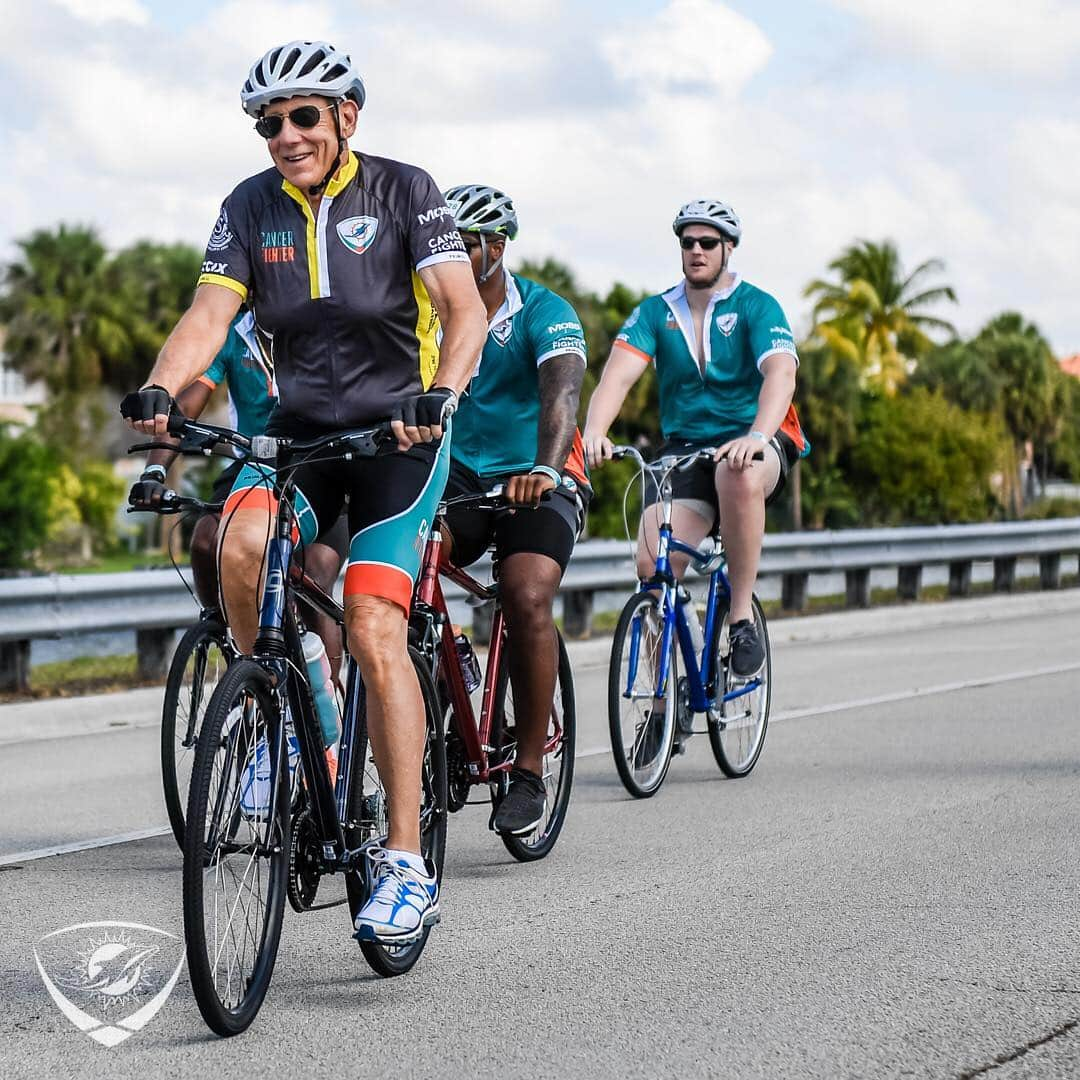 マイアミ・ドルフィンズさんのインスタグラム写真 - (マイアミ・ドルフィンズInstagram)「Players, Stephen Ross, alumni and more started their ride at Training Camp and ended at @hardrockstadium during the @dolphinscancerchallenge IX today! #TeamworkAtWork | #cancerfighter | #FinsUp」4月7日 1時23分 - miamidolphins