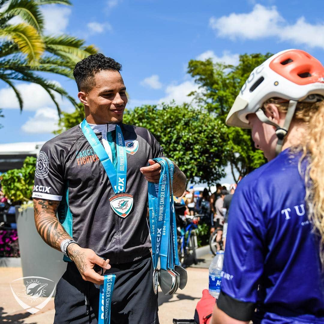 マイアミ・ドルフィンズさんのインスタグラム写真 - (マイアミ・ドルフィンズInstagram)「Players, Stephen Ross, alumni and more started their ride at Training Camp and ended at @hardrockstadium during the @dolphinscancerchallenge IX today! #TeamworkAtWork | #cancerfighter | #FinsUp」4月7日 1時23分 - miamidolphins