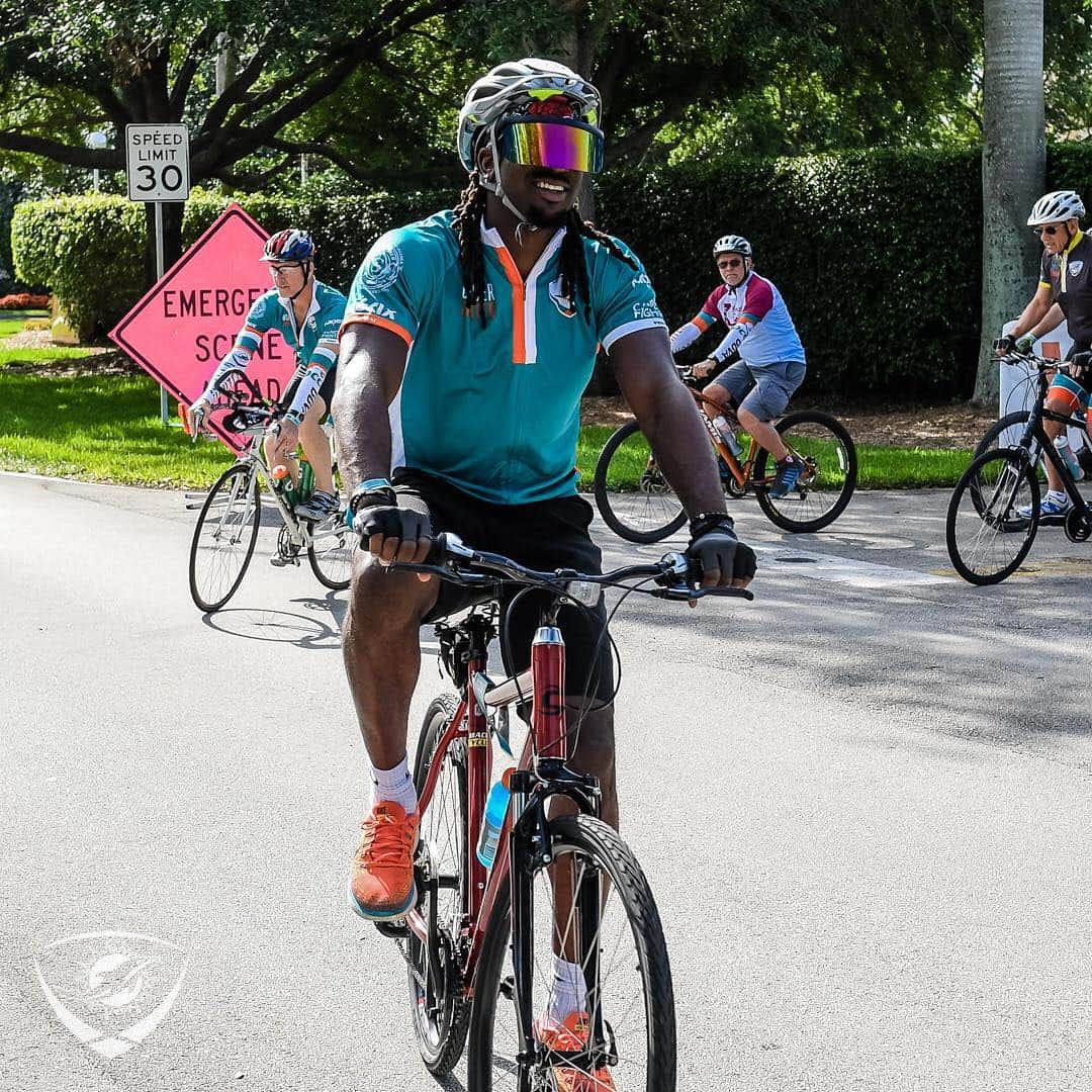 マイアミ・ドルフィンズさんのインスタグラム写真 - (マイアミ・ドルフィンズInstagram)「Players, Stephen Ross, alumni and more started their ride at Training Camp and ended at @hardrockstadium during the @dolphinscancerchallenge IX today! #TeamworkAtWork | #cancerfighter | #FinsUp」4月7日 1時23分 - miamidolphins