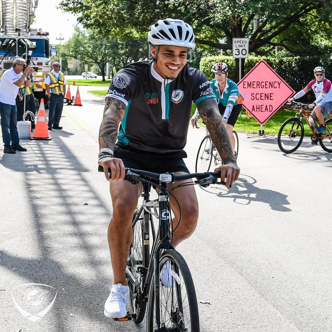 マイアミ・ドルフィンズさんのインスタグラム写真 - (マイアミ・ドルフィンズInstagram)「Players, Stephen Ross, alumni and more started their ride at Training Camp and ended at @hardrockstadium during the @dolphinscancerchallenge IX today! #TeamworkAtWork | #cancerfighter | #FinsUp」4月7日 1時23分 - miamidolphins