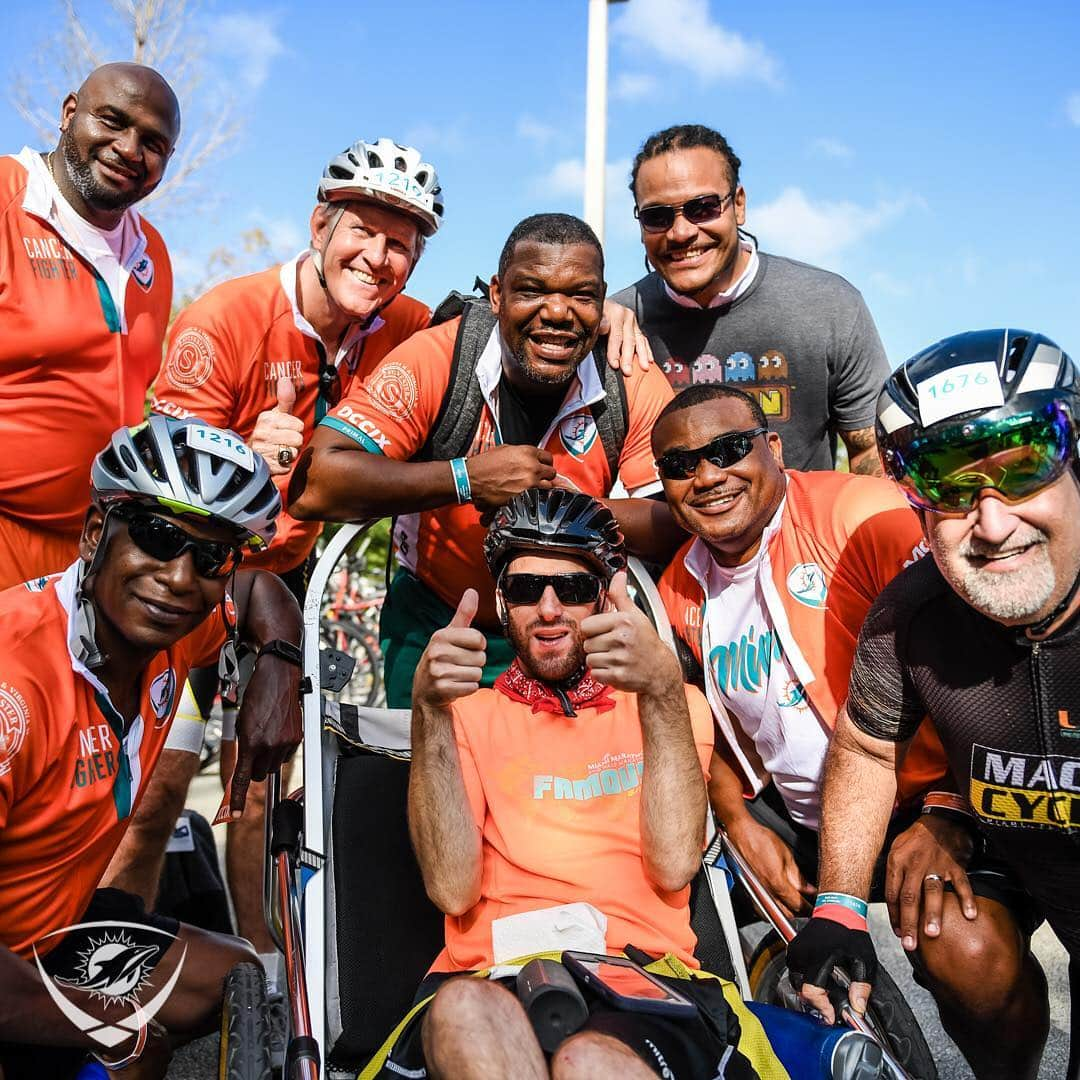 マイアミ・ドルフィンズさんのインスタグラム写真 - (マイアミ・ドルフィンズInstagram)「Players, Stephen Ross, alumni and more started their ride at Training Camp and ended at @hardrockstadium during the @dolphinscancerchallenge IX today! #TeamworkAtWork | #cancerfighter | #FinsUp」4月7日 1時23分 - miamidolphins