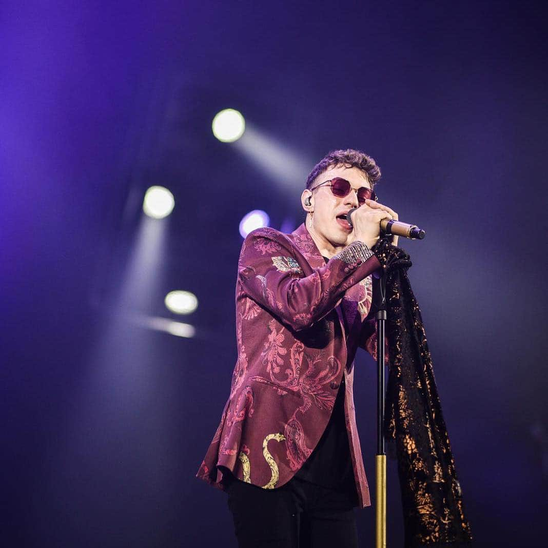 エトロさんのインスタグラム写真 - (エトロInstagram)「@irama.plume performs live during the Milanese stage of his #GiovaniPerSempre tour wearing a custom made #ETRO printed jacket with his symbols all over. #EtroCelebs #Irama #IramaPlume」4月7日 1時26分 - etro