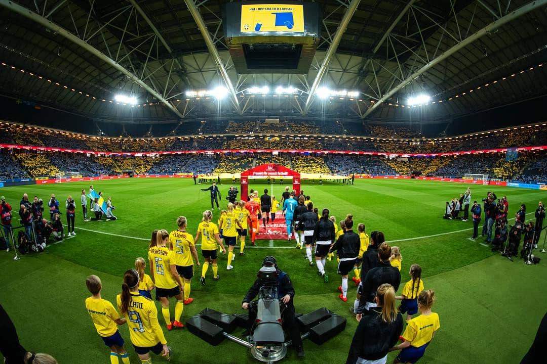 コソヴァレ・アスラニさんのインスタグラム写真 - (コソヴァレ・アスラニInstagram)「Wow what an atmosphere in Stockholm today😍 Thank you all for your support, unfortunately we couldn’t get you a win with a 1-2 loss vs Germany, but we go again! #creatinghistory #teamsweden 🇸🇪」4月7日 1時26分 - asllani9