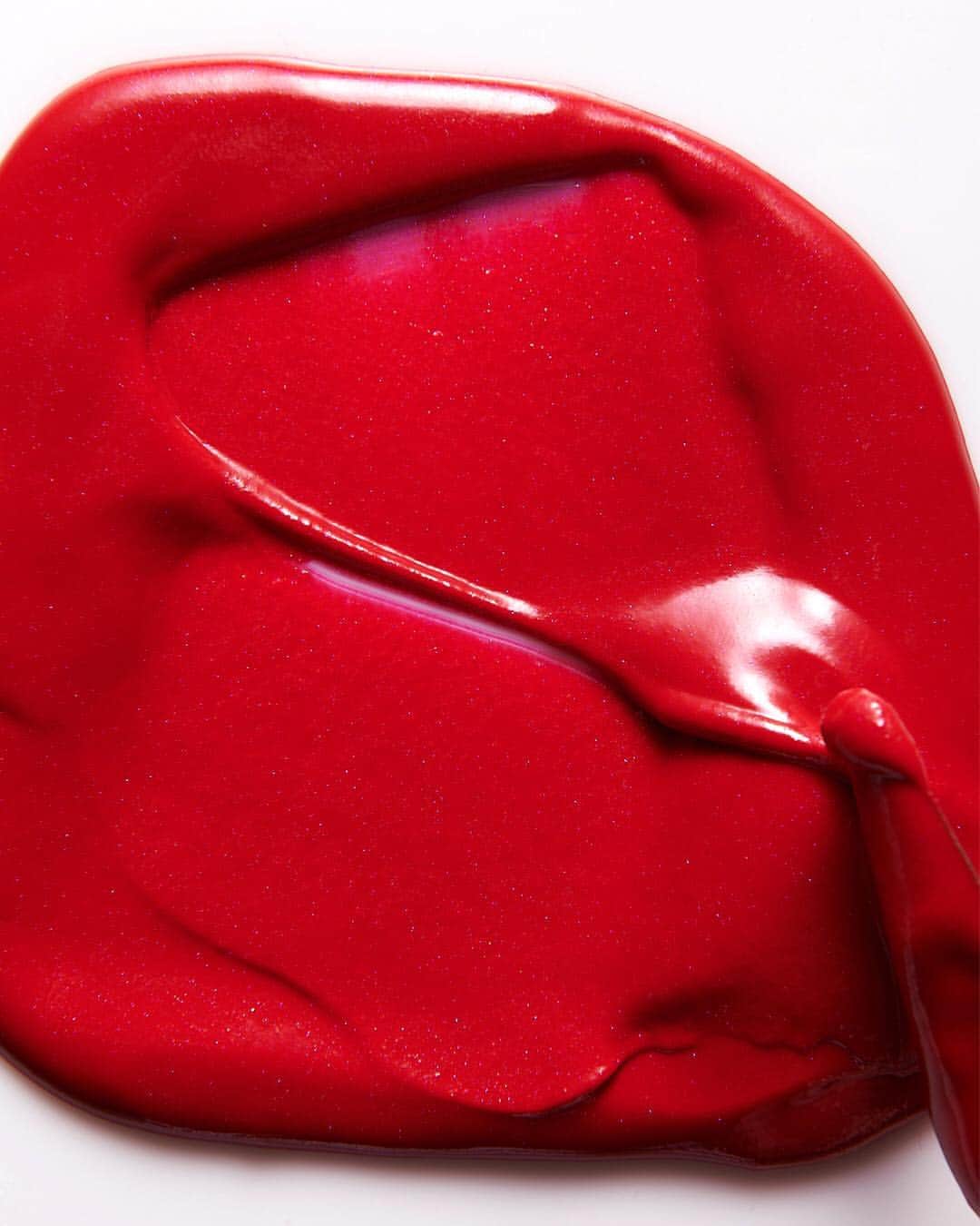 Stila Cosmeticsさんのインスタグラム写真 - (Stila CosmeticsInstagram)「RED HOT❗️❗️❗️🚨 Make a power statement wearing our Beauty Boss Lip Gloss in shade In The Red 💋💋💋 #redmylips #glossboss #stilacosmetics」4月7日 1時28分 - stilacosmetics