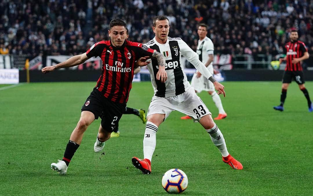 ACミランさんのインスタグラム写真 - (ACミランInstagram)「Half an hour into #JuveMilan, battle on boys 💪🏼 Dai ragazzi, avanti così 🔴⚫️ #ForzaMilan」4月7日 1時35分 - acmilan