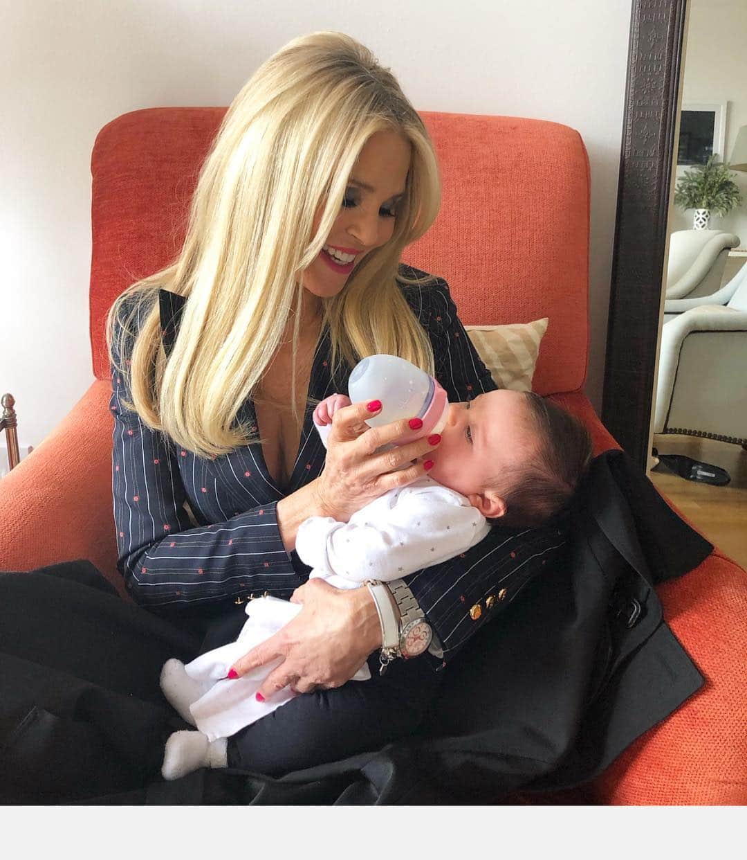 クリスティ・ブリンクリーさんのインスタグラム写真 - (クリスティ・ブリンクリーInstagram)「As I hold the future in my arms, my mind starts to wonder... will little Luna actually go to the moon? Will she live on the moon? Will she journey to the stars beyond or will she be a star of stage and screen or will she be a doctor, a teacher, an artist or a farmer working the land here on earth. And will we have protected our earths resources? Our precious air and water ? And will we have all learned how to get along? I sure hope we all work in our own way to assure a happy healthy future for all the babies! 🌱💚♻️🌷Thanks Julia for letting me get my Luna fix!」4月7日 1時35分 - christiebrinkley