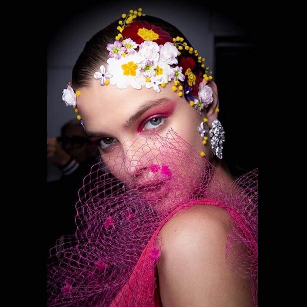 アレクシマビーユのインスタグラム：「Show time @alexismabille @dasha_khlystun_ @nakidepass flower spring bloom make up by @lloydsimmondsmakeup with @maccosmeticsfrance @maccosmetics @macproparis hair @beppedeliaofficial with @beautick_official jewels @worldofreza cast by @cococasting pictures @franckmura #alexismabille  #makeup #flowers #bloom #spring #showtime #showmustgoon #show #runwaylook #lloydsimmonds #beppedelia #maccosmetics #marcproparis #beautick #dashakhlystun #nakidepass」