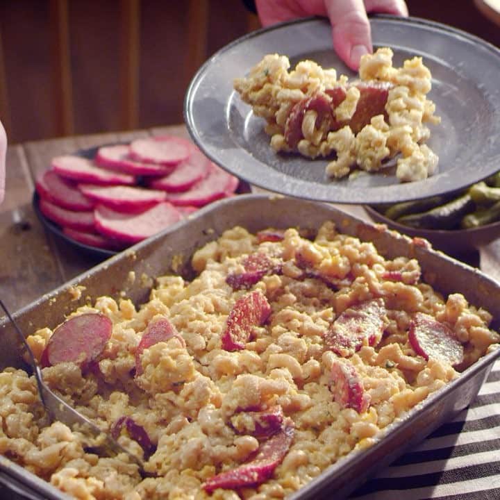 ジョンソンヴィルのインスタグラム：「Weekend dinner party? #GameDay gathering? Throw it back to simpler #mealtimes with our take on #GrownUp #MacnCheese. ⚠️Warning ⚠️This is NOT hot dog territory. Sub in #Johnsonville fully cooked smoked rope sausage for that must-have taste upgrade. Details on product & recipe info at link in our bio.」