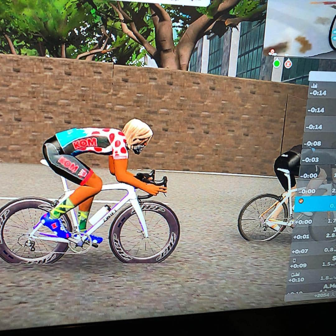 団長安田さんのインスタグラム写真 - (団長安田Instagram)「#zwift  #団長zwift #zwift夜中だったのでライバルが居なかった #zwift久しぶりの山岳ジャージ  #ダウンしてただけやのにスプリントジャージ #団長ラッキーでした #団長安田 #安田大サーカス団長 #nestobikes」4月7日 1時45分 - dancyoyasuda