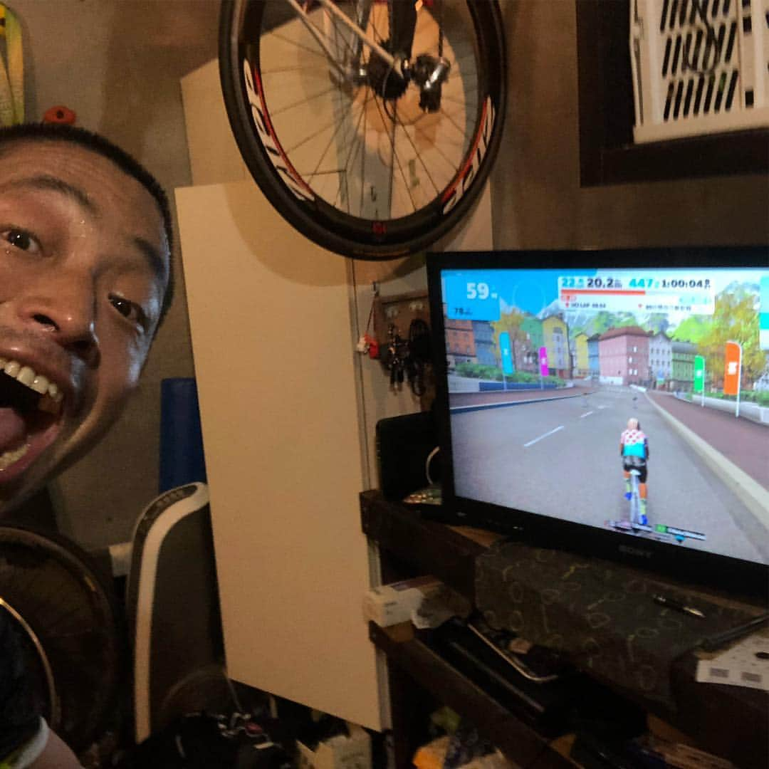 団長安田さんのインスタグラム写真 - (団長安田Instagram)「#zwift  #団長zwift #zwift夜中だったのでライバルが居なかった #zwift久しぶりの山岳ジャージ  #ダウンしてただけやのにスプリントジャージ #団長ラッキーでした #団長安田 #安田大サーカス団長 #nestobikes」4月7日 1時45分 - dancyoyasuda