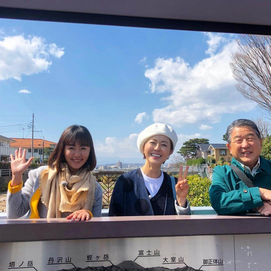 田中律子さんのインスタグラム写真 - (田中律子Instagram)「明日のオンエアのお知らせ📺  4月7日日曜日15:20〜16:25 テレビ朝日「路線バスで寄り道の旅 🚌🚌🚌成城学園前−千歳船橋−豪徳寺 知らなきゃ行けない世田谷のスポット巡り」  出演 徳光和夫 田中律子 ゲスト 熊谷真実さん❤️←18歳年下の旦那さまのおかげか肌ツヤツヤ😆  今回も最高なバス旅です🚌ぜひご覧下さいませ🙏😂 #路線バスで寄り道の旅  #バス旅🚌 #真美さん可愛い❤️ #やはり年下がいいのねー」4月6日 16時56分 - ri2kotanaka