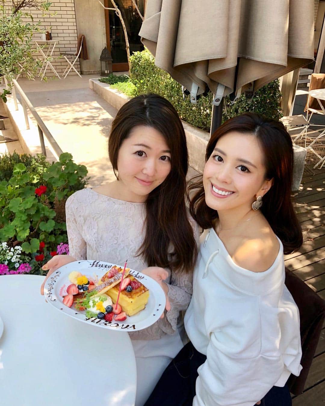 黒田麻理耶さんのインスタグラム写真 - (黒田麻理耶Instagram)「. Happy birthday to Hirona!!😆🎂🎉 . 久々に浩菜ちゃんとゆっくりランチ👩‍❤️‍👩 少し遅くなっちゃったけどお誕生日のお祝いを❤️ この日は風が強かったから、 ふぅ〜😙ってせずに消えちゃったよ😢😂 . テラス席はまだ少し寒かったけど、 外で食べるフレンチトーストは格別😋💓 . #crisscross  #クリスクロス  #表参道 #cafe  #frenchtoast  #フレンチトースト #お誕生日おめでとう  #バースデープレート #Happybirthday  #HBD  #birthdayplate」4月6日 16時48分 - mariya_kuroda