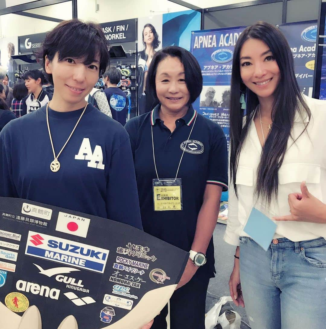 福田朋夏さんのインスタグラム写真 - (福田朋夏Instagram)「今日はマリンダイビングフェアに行ってきました。大好きな2人と久々に会えた❤️🥰 日本のフリーダイビングの母、松元恵さんと、世界大会で人魚JAPANとして闘って、金メダルを一緒にとった🥇岡本美鈴さん @misuzu_okamoto  会えて嬉しかった❤️ この2人は明日もいるはず👯‍♀️是非会いに行ってくださいね✨ #freediving #freediver #apnea #apneaacademy」4月6日 16時49分 - tomoka_fukuda