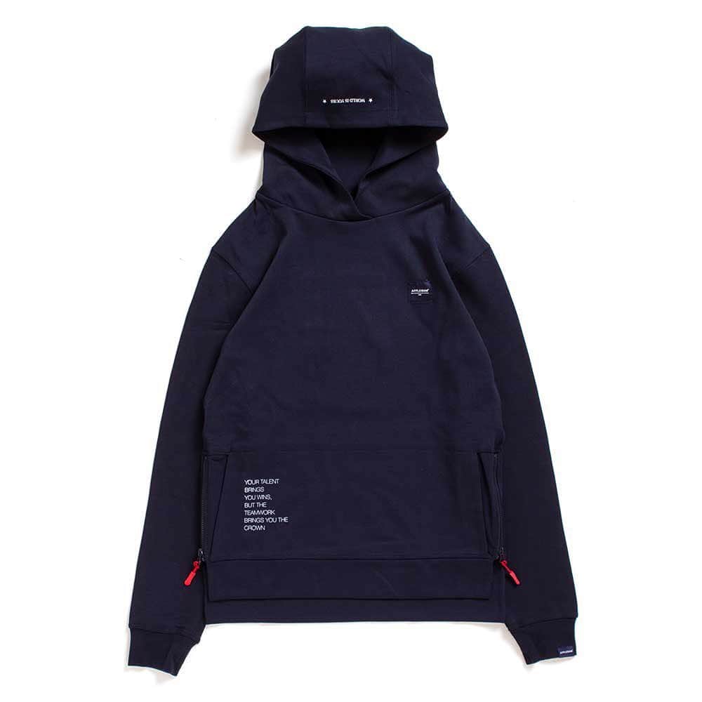 のインスタグラム：「【NEW ARRIVAL】﻿ ﻿ ■APPLEBUM ELITE PERFORMANCE PARKA [NAVY] ﻿ ﻿ タイトめなシルエットで両裾脇に開閉式ジップを付けたロゴパーカ‼️﻿ 伸縮性があり動きやすく、ジョギングやダンスなどの運動時にも適しています🏃‍♂️🕺﻿ 型崩れが無く、シワになりにくい生地を使用。﻿ 胸にロゴネームを付け脇腹にはメッセージを、フードには「★ WORLD IS YOURS ★」のフレーズをプリントしました✨﻿ 同素材を使用した「Elite Performance Jogger Pants」とセットアッフプで着用いただけます。﻿ ﻿ 👇オンラインストアでも購入可能です👇﻿ http://shop.dancers-c.com/?pid=141825586﻿ ﻿﻿ 電話通販も可能です😊 ﻿﻿ お気軽にお問い合わせ下さい✨ ﻿﻿ ﻿﻿ ダンサーズコレクション原宿店 ☎03-5474-9575﻿ ﻿﻿ #APPLEBUM ﻿ #ダンコレ #ダンサーズコレクション #dancerscollection #tokyo #harajuku」