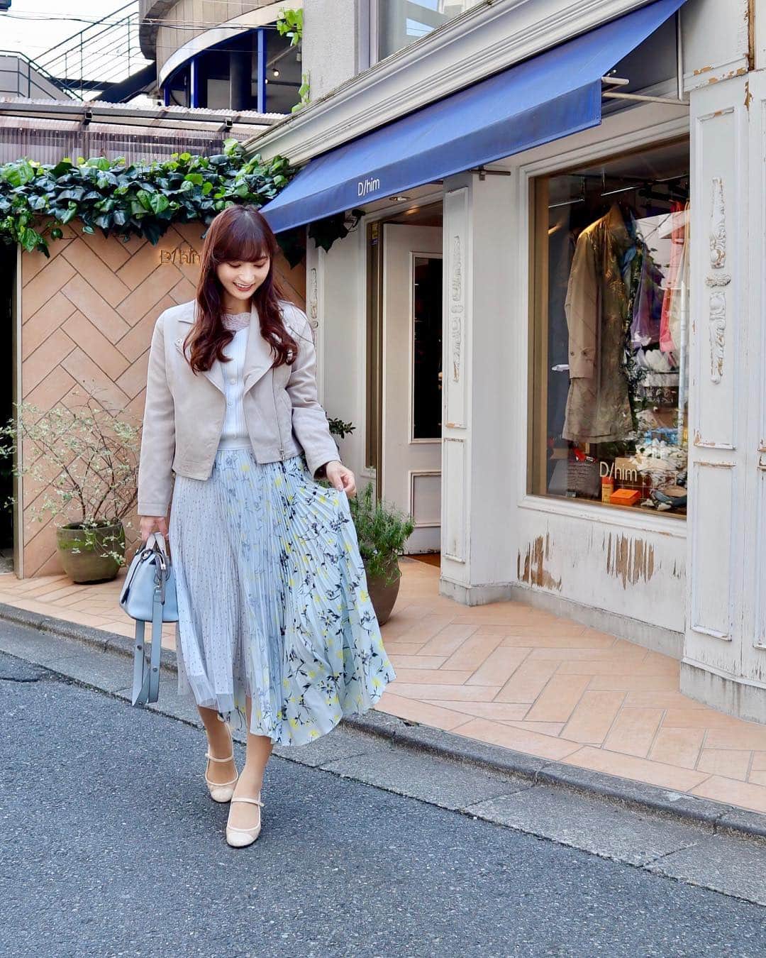 のインスタグラム：「暖かくて春らしい一日🌸 ついに結婚式の打ち合わせが始まりました💒  outer : #apuweiserriche #アプワイザーリッシェ knit : #rirandture #リランドチュール skirt : #mercuryduo #マーキュリーデュオ bag : #fendi #フェンディ  shoes : #celford #セルフォード  ライダースは今季のアプのもの💕 ようやく着られる気候になって嬉しい✨  スカートも今季のマーキュリーのもので、ドットと花柄の上にチュールがかかっていて可愛いんです💓  #coordinate#ootd#Japanese#Japanesegirl#Happy#girl#girly#fashion#instafashion#instagood#rubi_fashion#春ファッション#春コーデ#ガーリー#コーディネート#コーデ#私服#新作#春服#チュール」