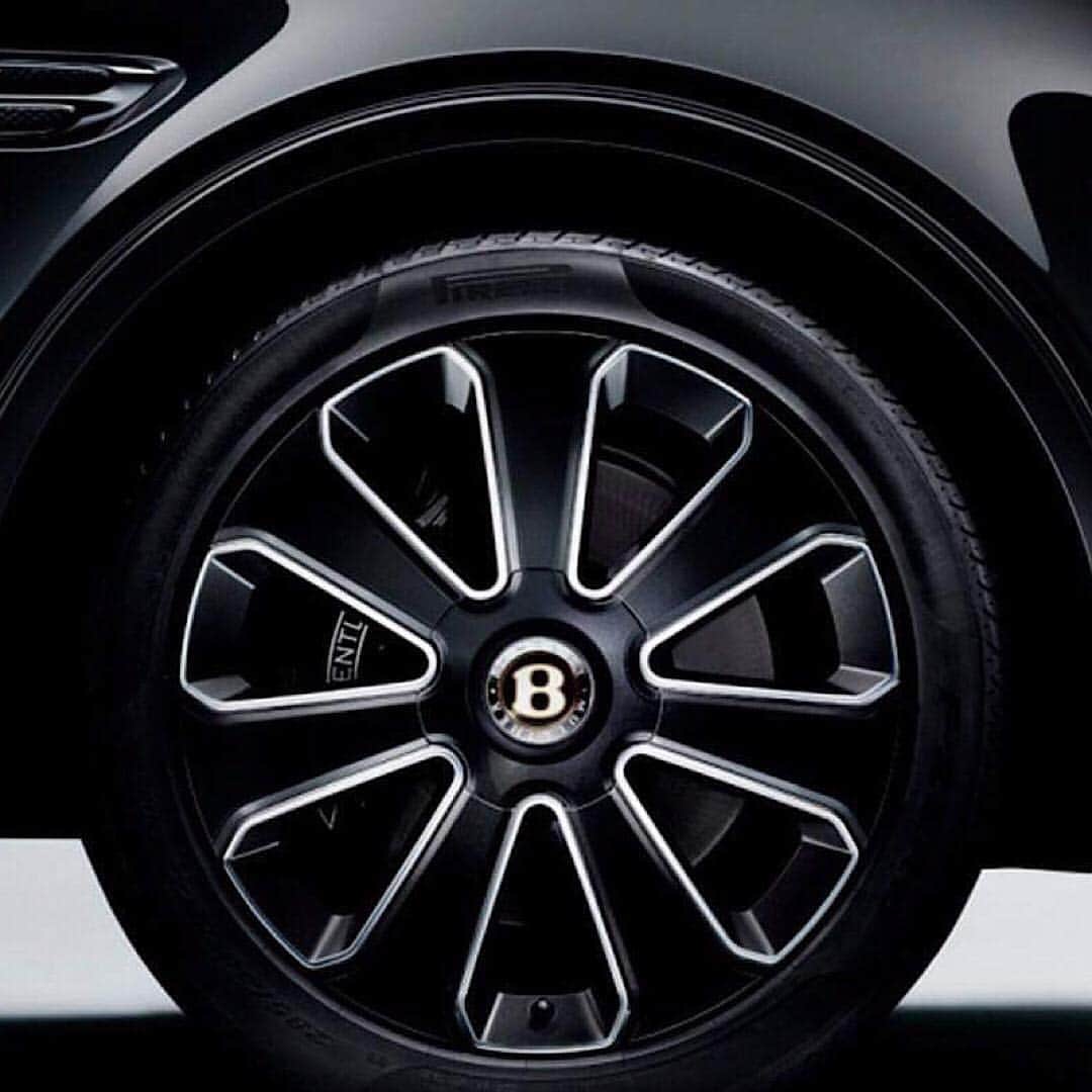 HYPEBEASTさんのインスタグラム写真 - (HYPEBEASTInstagram)「#hypeAF: @bentleymotors has unveiled the Design Series for its Bentayga V8. The luxurious SUV wields 542 horsepower, and 568 pound-feet of torque, traveling 0-60 mph in 4.4 seconds. Swipe for a closer look at it. Photo: Bentley」4月6日 17時00分 - hypebeast