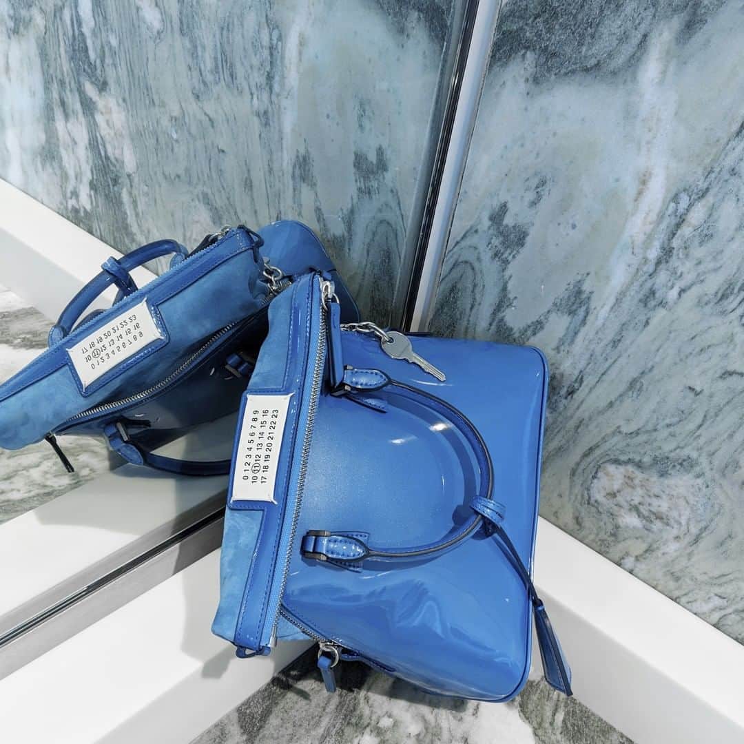 セルフリッジズさんのインスタグラム写真 - (セルフリッジズInstagram)「@maisonmargiela's key to success | 5A shoulder bag is available online and #SelfridgesLondon . . . #MaisonMargiela #Bag #ShoulderBag #BagsOfInstagram #VividBlue #Style #Shopping #Fashion」4月6日 17時00分 - theofficialselfridges