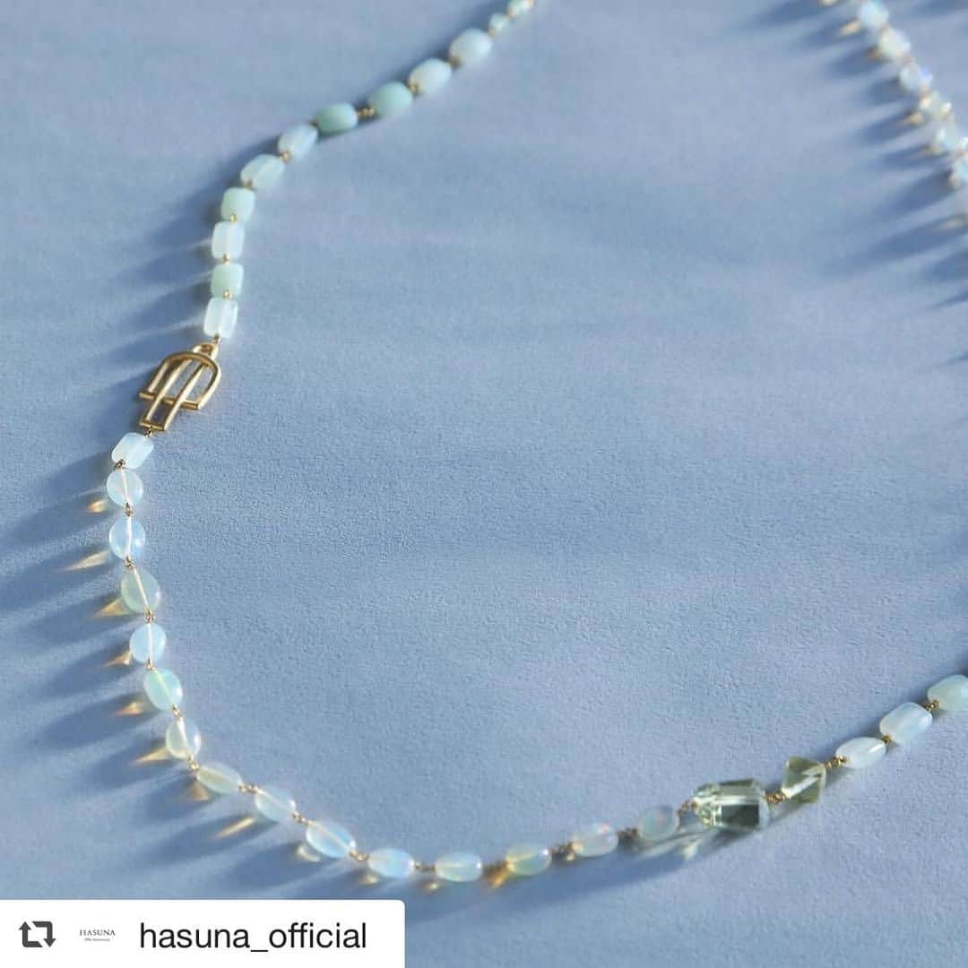 白木夏子さんのインスタグラム写真 - (白木夏子Instagram)「#repost @hasuna_official via @PhotoAroundApp  The play of color changes your atmosphere. Opal Long Necklace  #美しいものでできている #エシカル #PERPETUALJEWELRY #HASUNA #ハスナ #ジュエリー #アクセサリー #表参道 #OMOTESANDO #ethicaljewelry #accessories #accessory #fashion #design #japanesejewelry #japanjewelry #springjewelry」4月6日 17時01分 - natsukoshiraki