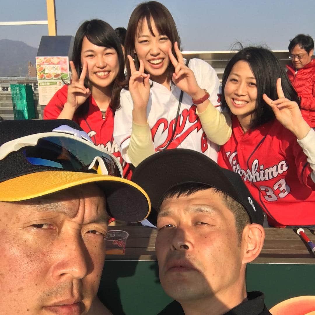 のインスタグラム：「温度差  #カープ女子 #フルボッコ #野球おもろい  #後ろは盛り上がる」