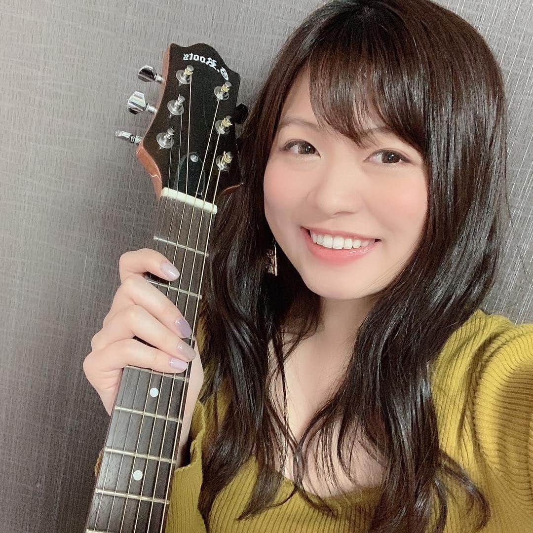鈴木このみのインスタグラム：「ギター練習した*\(^o^)/*🎸」