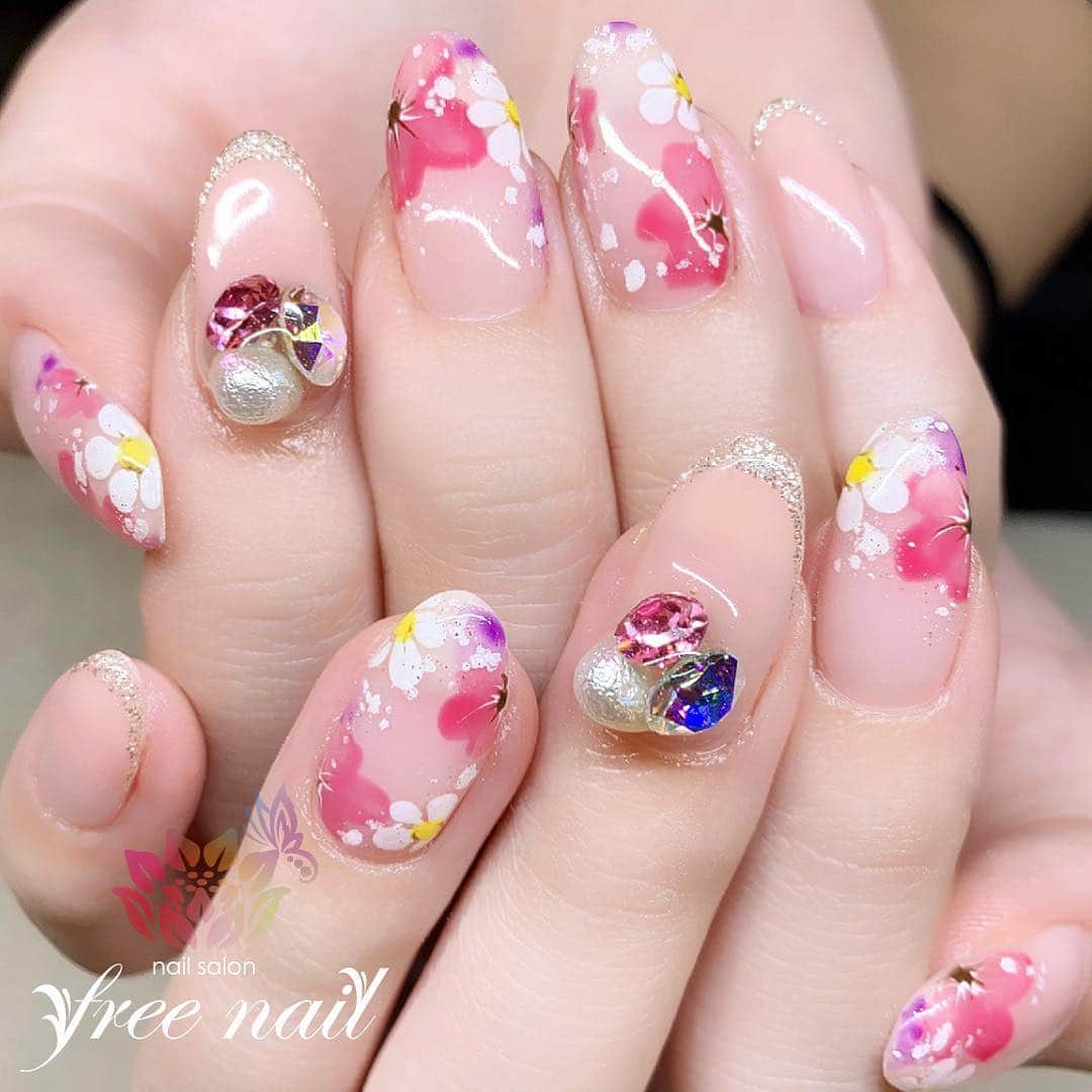 free nail フリーネイルさんのインスタグラム写真 - (free nail フリーネイルInstagram)「. お客様ネイル💅🏻🌸✨ . 花盛りネイル🌸✨ . 春はお花ネイル☺️🌸🌼✨ . ご来店ありがとうございました🙇🏻‍♀️🙇🏻‍♀️🙇🏻‍♀️💗 . #ネイル #フリーネイル #ネイルアート #ジェルネイル #ネイルサロン #大阪ネイルサロン #ネイルデザイン #ネイルチェンジ #フラワーネイル #梅ネイル #フレンチネイル #グリッターネイル #ビジューネイル #vカットストーン #ピンクネイル #デザインネイル #シンプルネイル #トレンドネイル #モテネイル #春ネイル #スプリングネイル #美甲 #日式美甲 #springnails #nailsart #nailsalon #nailsdid #newnails #newnail #freenail」4月6日 17時07分 - freenail_jpn