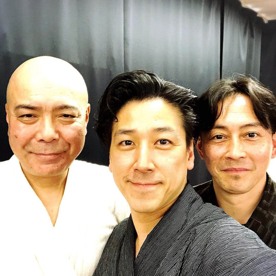 和泉元彌さんのインスタグラム写真 - (和泉元彌Instagram)「今日は午前中に 4月9日、4月29日の 狂言の舞台の稽古を済ませて移動。  そして、昼過ぎからの 舞台「#奇々怪々 」の稽古時間が少し遅くなったので、 ありがたくランチタイムを取ることができました。 ガッツリ＃お肉を食べようということに。  昨日の通し稽古の 直し部分を1時間参加して お先に失礼してきました。  共演者の #原川浩明 さんと #押田健史 さん お二人とも花組芝居の役者さんで 原川さんとは数年前にもご一緒していますが、いつでも役の中でイキイキと生きている人です。  押田さんは本役がありながら、 僕の代役も務めて下さるありがたい方です。  というわけで、 コレから #TBS に向かいます。  18:30〜 「#オールスター感謝祭 」に 出演してきます。 今回は、走りませんことよ。」4月6日 17時07分 - izumimotoya