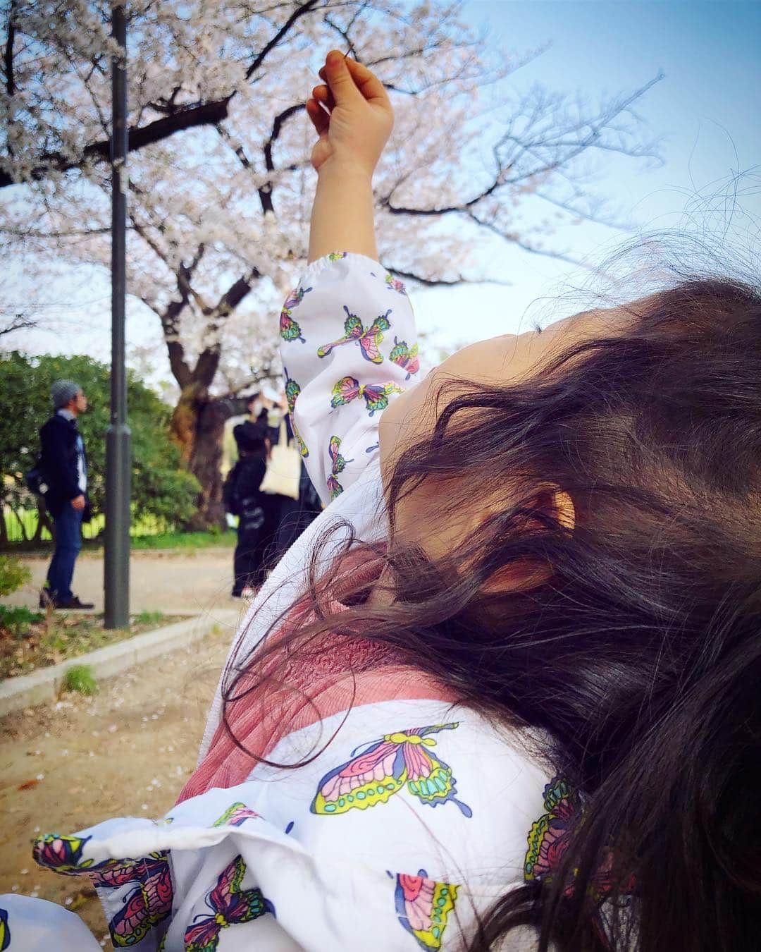 廣瀬規子さんのインスタグラム写真 - (廣瀬規子Instagram)「休日。良いお天気☀️ 急遽、あり物で作ったお弁当🍱持って、お花見へ🌸 * 満開からの花吹雪も見れて。。。 お嬢も大満喫した様子でした😊 * #桜 #お花見 #🌸 #sakura #sakura🌸  #2歳 #女の子 #お花大好き」4月6日 17時21分 - noriko_style