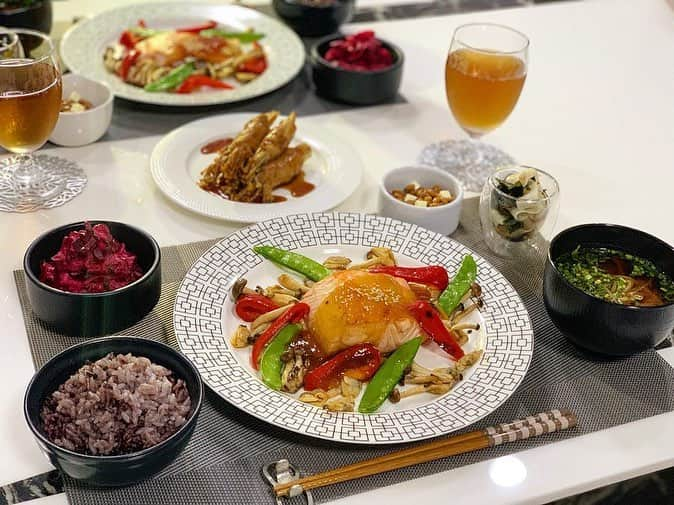 中村明花 Foodさんのインスタグラム写真 - (中村明花 FoodInstagram)「. またタイでのご飯作りが始まりました☺︎ （献立は @sayaka_nakamura3 に載せました） . メインの【鮭のポン酢餡掛け】のソースは、だし汁とポン酢を片栗粉でとろみをつけただけ☺︎ ポン酢だけでも美味しいけど、更に深みがでて食材と絡むのでオススメです😊👌 . 見つけたらつい買っちゃうビーツ。 スーパーフードや飲む血液と言われているくらい沢山の栄養素が含まれているのですが、 血管を健康な状態にすることができるのでより多くの血液を各組織に運ぶことができて、体内の酸素も効率的に運ばれて優れた疲労回復効果を発揮します💪🏼✨ . 仕事で疲れて帰ってくる夫にもいいし、美肌効果もあるので私にも嬉しい食材です♡ . ただ、調理するときは注意しないとまな板や手が真っ赤っかになるので気をつけてくださいね👌 . . #ビーツ #疲労回復 #美肌効果 #むくみ対策 #動脈硬化の予防 #高血圧の予防 #抗酸化作用 #老化防止 #がん予防 などなど . #「夫婦のきずなごはん」&「1回のお買い物で3日献立　夫婦のきずなごはん」発売中  #細貝家の食卓 #おうちごはん #料理 #盛り付け #テーブルコーディネート #疲労回復メニュー #免疫力アップメニュー  #アスリート飯 #時短レシピ #料理本 #料理好きな人と繋がりたい #クッキングラム #cooking #タイ生活 #ブリーラム #buriram #タイで作る日本食 #อาหารญี่ปุ่น #การปรุงอาหาร」4月6日 17時14分 - sayaka_nakamura_food