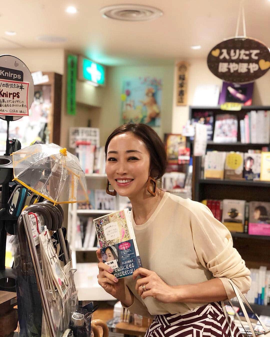神崎恵さんのインスタグラム写真 - (神崎恵Instagram)「新宿サブナード内の @fukuyashoten さんにて。 サイン本お渡し会終了後、店内を見学📚 たくさん本を置いていただいています。 新刊のサイン本もあります。 ありがとうございます😌 #新刊 #この世でいちばん美しいのはだれ  #福家書店 レジ奥、とてもお美しい方々の間に置いていただいています。」4月6日 17時19分 - megumi_kanzaki