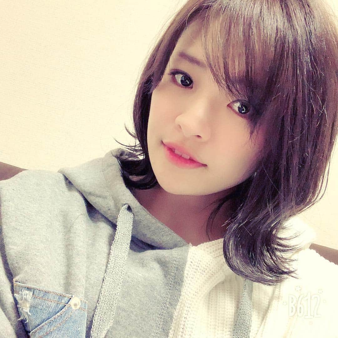 知念紗耶のインスタグラム：「髪きった。久々に短い✨ #美容室 #カット #カラーリング #外ハネボブ」