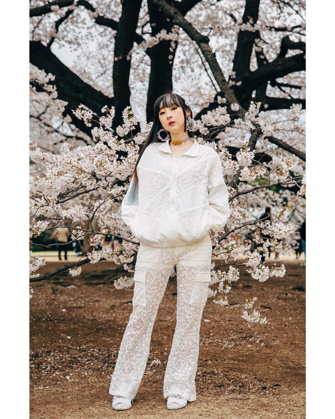 RinRinさんのインスタグラム写真 - (RinRinInstagram)「All white lace sporty outfit courtesy of @emilymalan ~ we killed two birds with one stone by doing hanami (sakura viewing) and test shooting together... but didn’t anticipate HOW COLD it would be 😂😂😂 but all in all a great day hanging out and catching up. 全身レースのスポーティ系コーデ🌸 友達と花見しながら撮影してて楽しかったけど、めっちゃ寒かったよぉーーー🙃🙃🙃 (📸 @emilymalan | except the tree, I was trying out my own camera skills😬🌸) . . Camisole: #intissimi  Lace Jacket: #xgirl Lace pants: #xgirljp  Shoes: #jennyfax Earrings: #jubileejubilee  Choker: #milhae Barrette: #mocatokyo . . #rinrindoll #rinrinootd #emilymalan #rinrinsakura #sakura #さくら #新宿御苑 #桜 #shinjukugyoen #japanesefashion #tokyofashion #harajukufashion #rinrinmodel #rinrinjapan #rinrintokyo」4月6日 17時26分 - rinrindoll