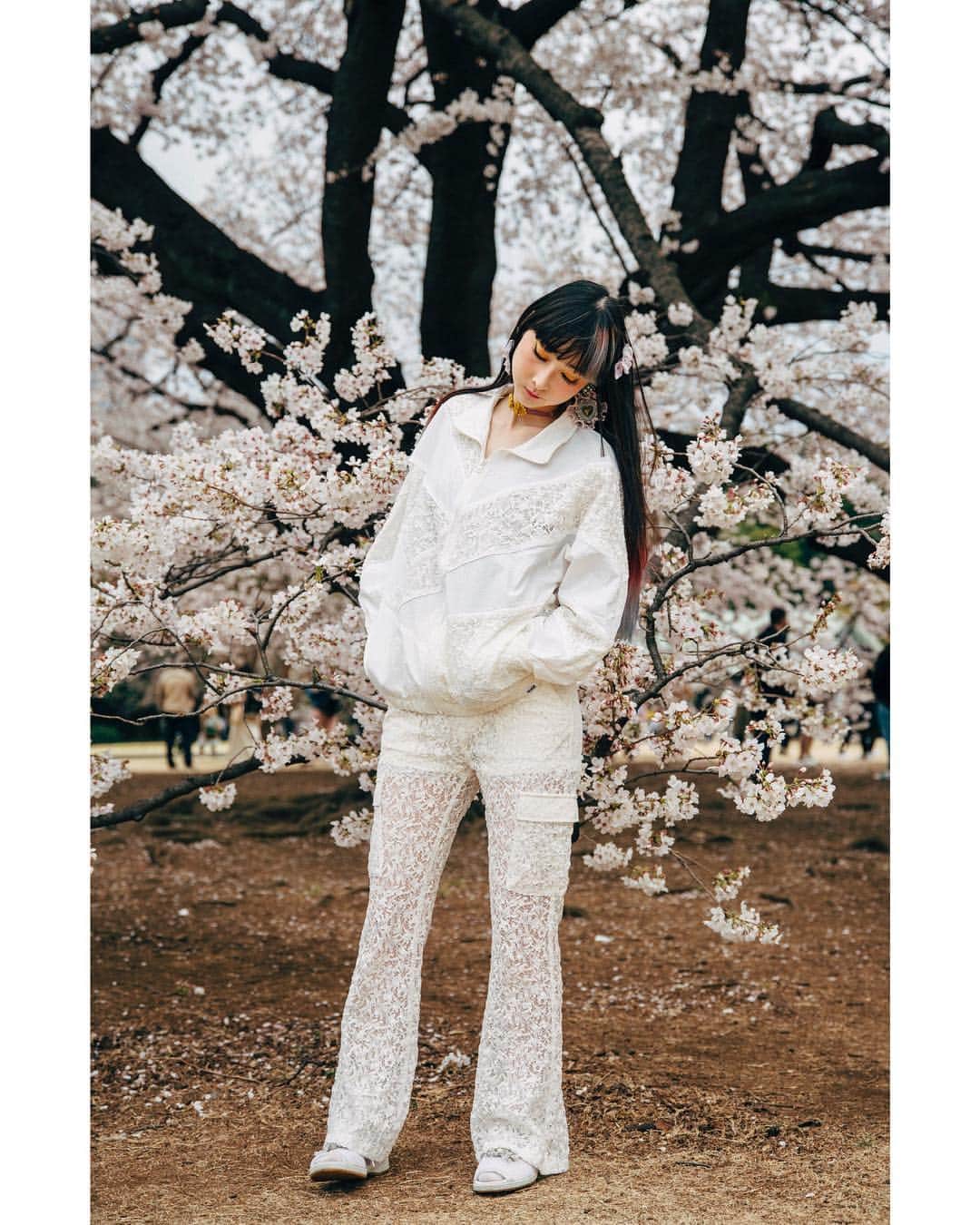 RinRinさんのインスタグラム写真 - (RinRinInstagram)「All white lace sporty outfit courtesy of @emilymalan ~ we killed two birds with one stone by doing hanami (sakura viewing) and test shooting together... but didn’t anticipate HOW COLD it would be 😂😂😂 but all in all a great day hanging out and catching up. 全身レースのスポーティ系コーデ🌸 友達と花見しながら撮影してて楽しかったけど、めっちゃ寒かったよぉーーー🙃🙃🙃 (📸 @emilymalan | except the tree, I was trying out my own camera skills😬🌸) . . Camisole: #intissimi  Lace Jacket: #xgirl Lace pants: #xgirljp  Shoes: #jennyfax Earrings: #jubileejubilee  Choker: #milhae Barrette: #mocatokyo . . #rinrindoll #rinrinootd #emilymalan #rinrinsakura #sakura #さくら #新宿御苑 #桜 #shinjukugyoen #japanesefashion #tokyofashion #harajukufashion #rinrinmodel #rinrinjapan #rinrintokyo」4月6日 17時26分 - rinrindoll